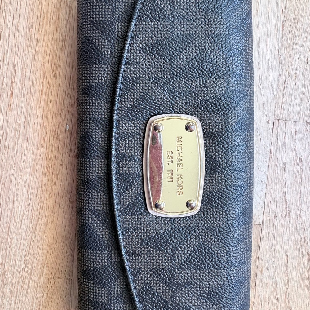 Michael Kors Signature Lilly Shoulder Tote with Wallet - Picture 5 of 6